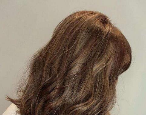 女性咖啡色头发的颜色是比较自然,比较保守的发色,在这种颜色的中长发